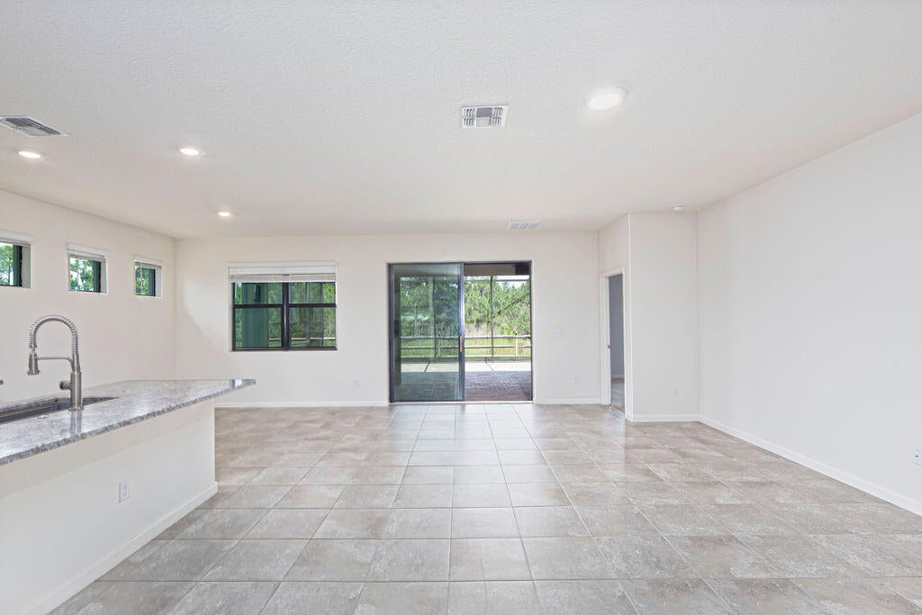 629 Old Country Rd SE