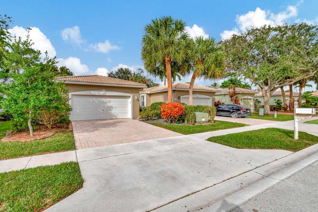 Photo of 10604 Royal Caribbean Circle, Boynton Beach, FL 33437 (MLS # R10944861)