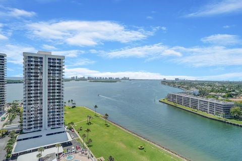 Condominium in North Palm Beach FL 123 Lakeshore Drive Dr.jpg