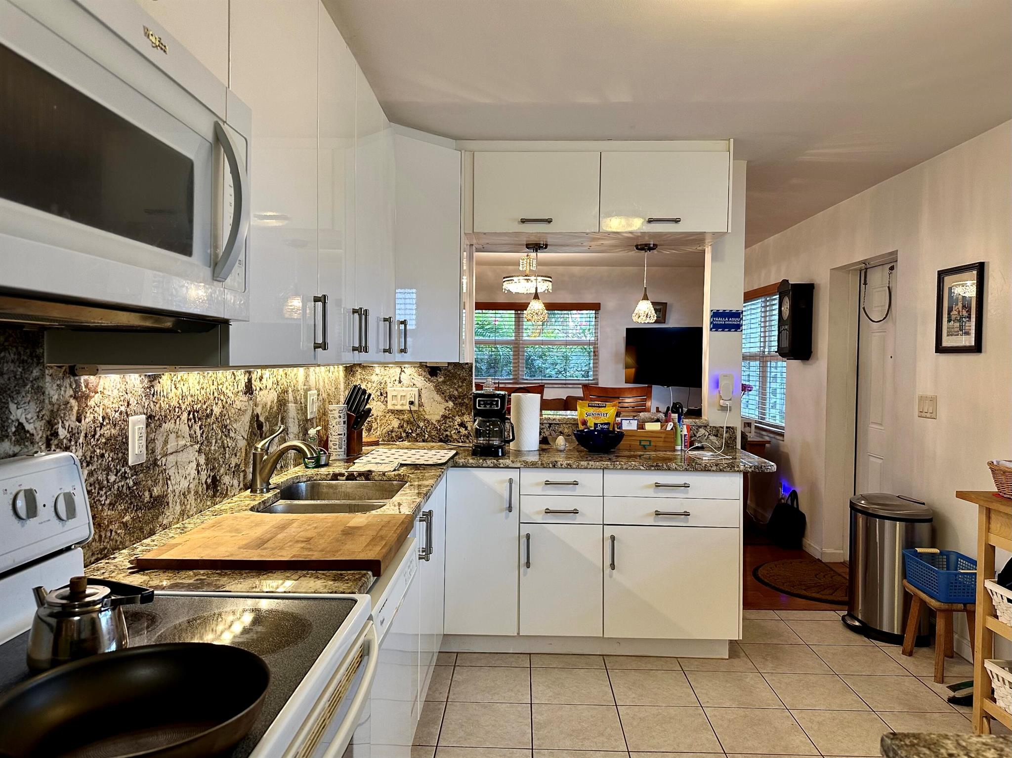 HOLLY HOUSE INC COND DECL - Residential