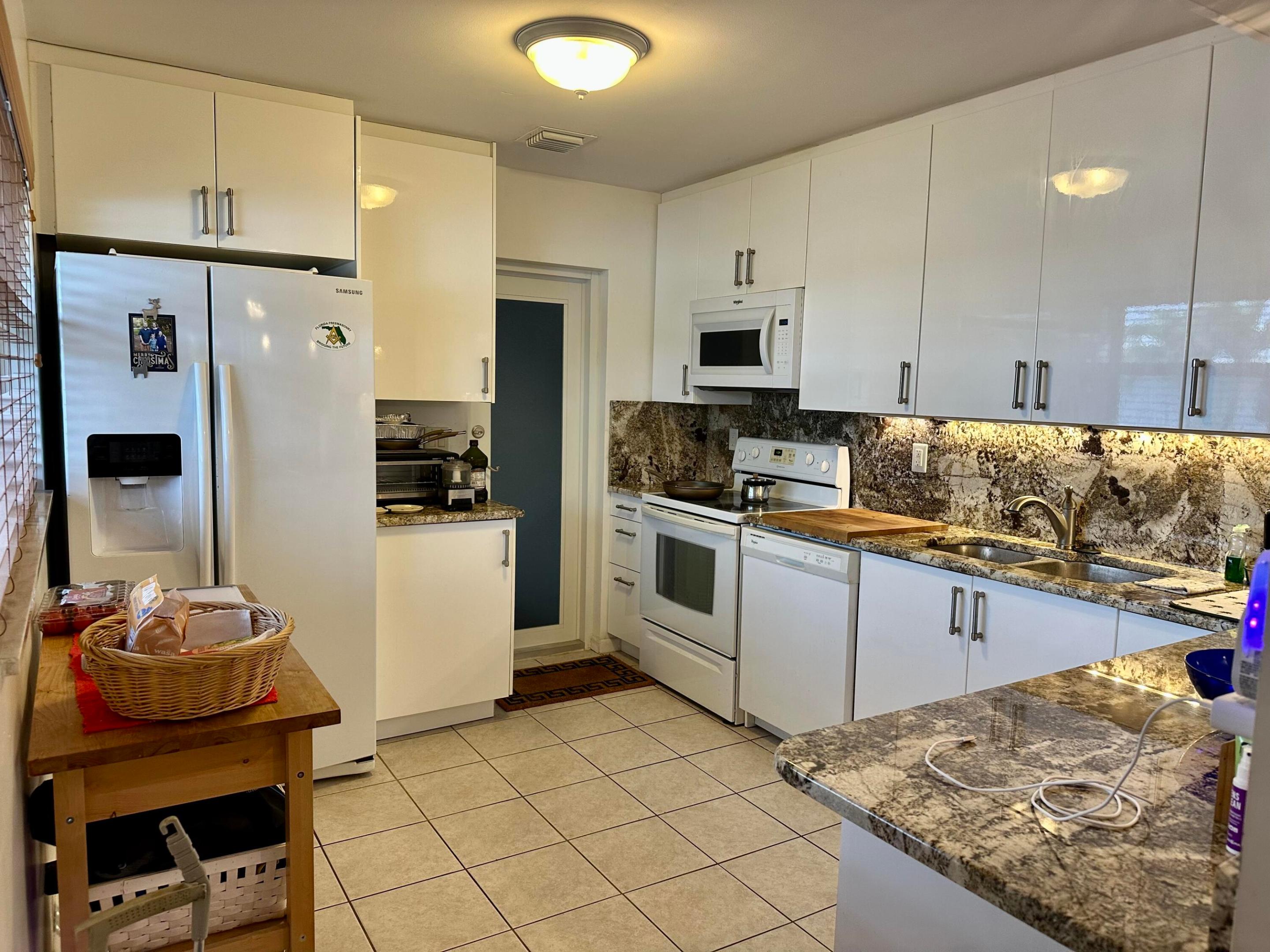 HOLLY HOUSE INC COND DECL IN - Residential