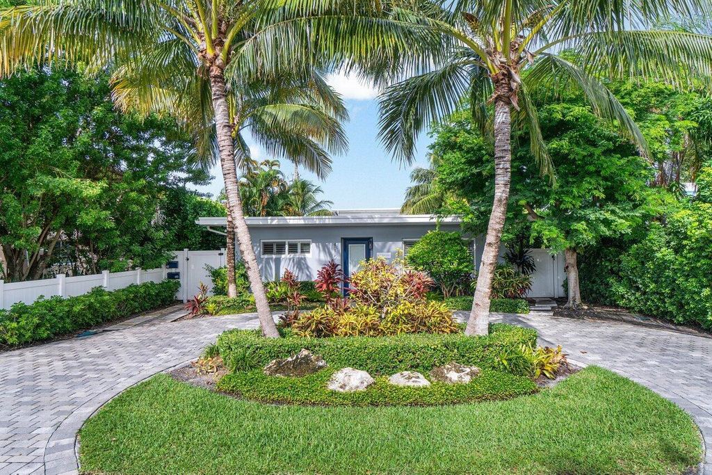 Photo of 410 NE 7th Avenue, Delray Beach, FL 33483 (MLS # R11021515)