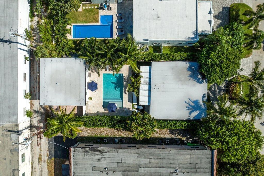 Photo of 410 NE 7th Avenue, Delray Beach, FL 33483 (MLS # R11021515)
