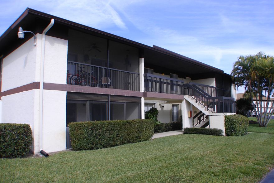 SECOND FLOOR CONDO. FRESHLY PAINTED. CLOSE TO SHOPPING, 95 AND TURNPIKE. COMMUNITY POOL, TENNIS COURTS AND CLUBHOUSE.