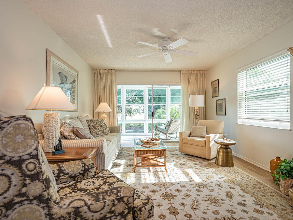 VISTA GARDENS F/K/A VISTA ROYALE GARDENS - Residential Lease