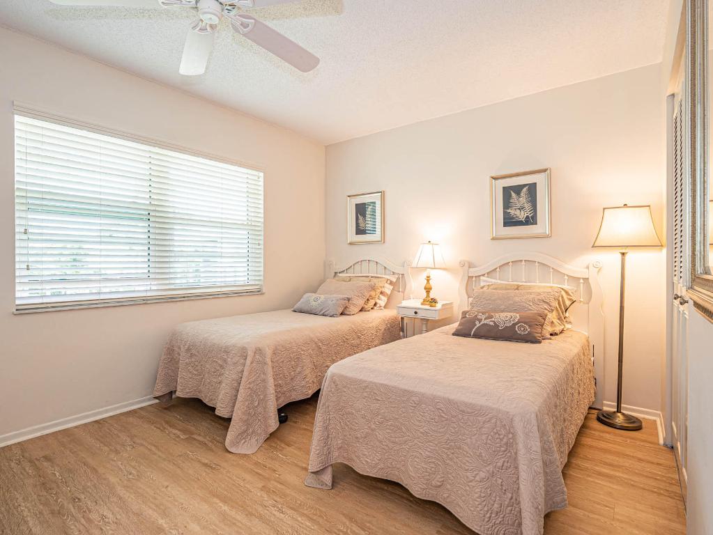 VISTA GARDENS F/K/A VISTA ROYALE GARDENS - Residential Lease