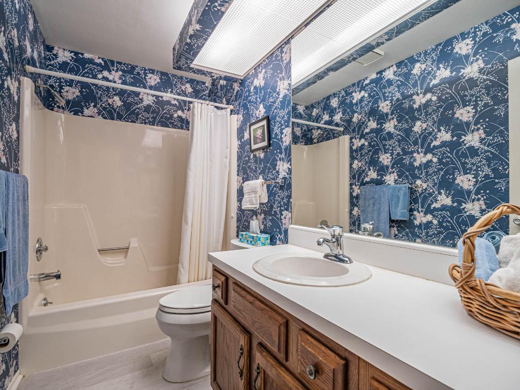 VISTA GARDENS F/K/A VISTA ROYALE GARDENS - Residential Lease