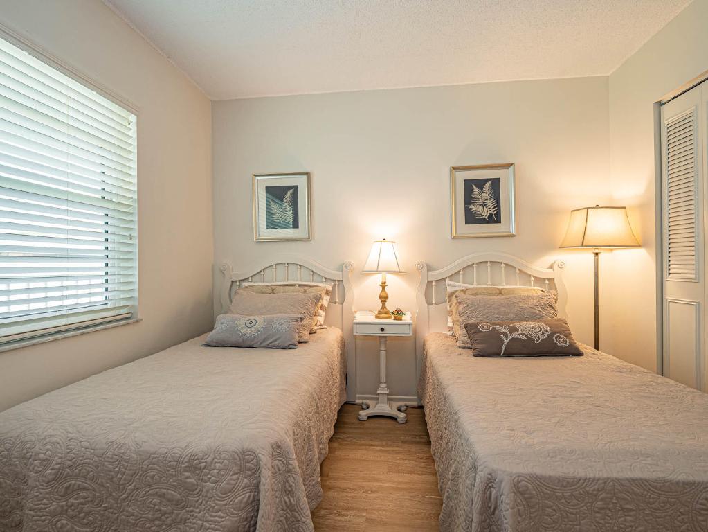 VISTA GARDENS F/K/A VISTA ROYALE GARDENS - Residential Lease