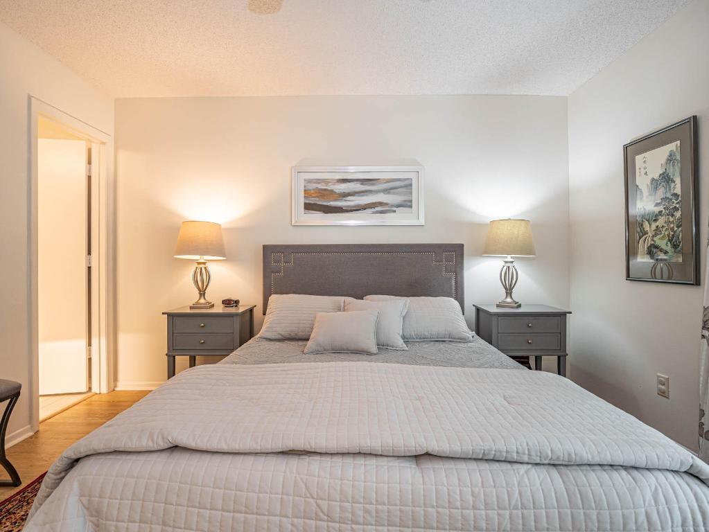 VISTA GARDENS F/K/A VISTA ROYALE GARDENS - Residential Lease