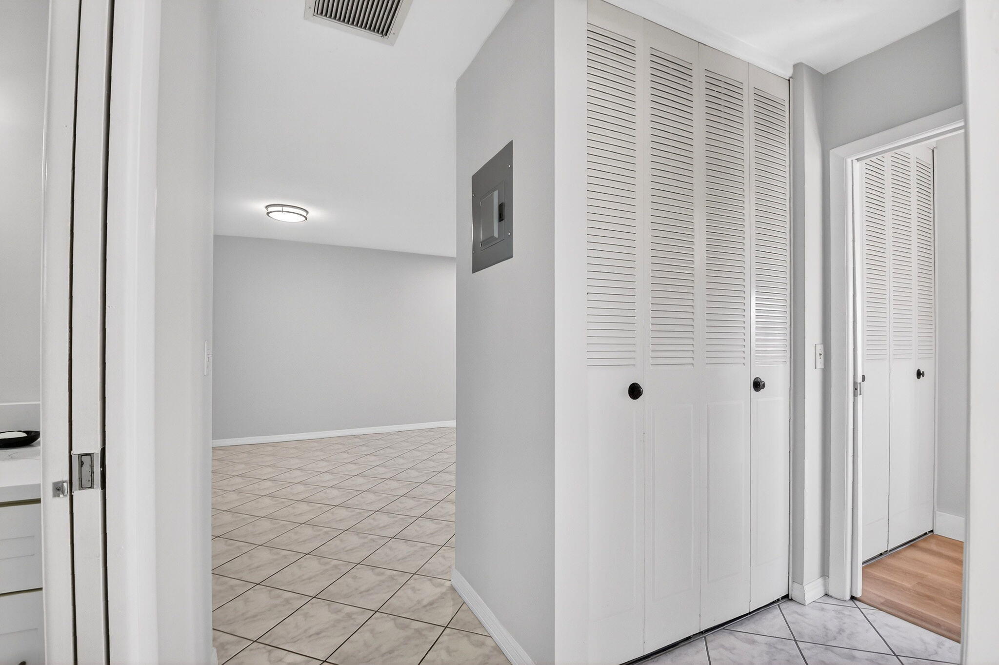 CRESTHAVEN VILLAS CONDO 24 - Residential Lease