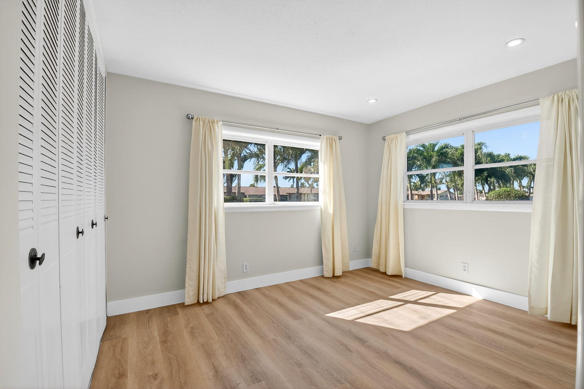 CRESTHAVEN VILLAS CONDO 24 - Residential Lease