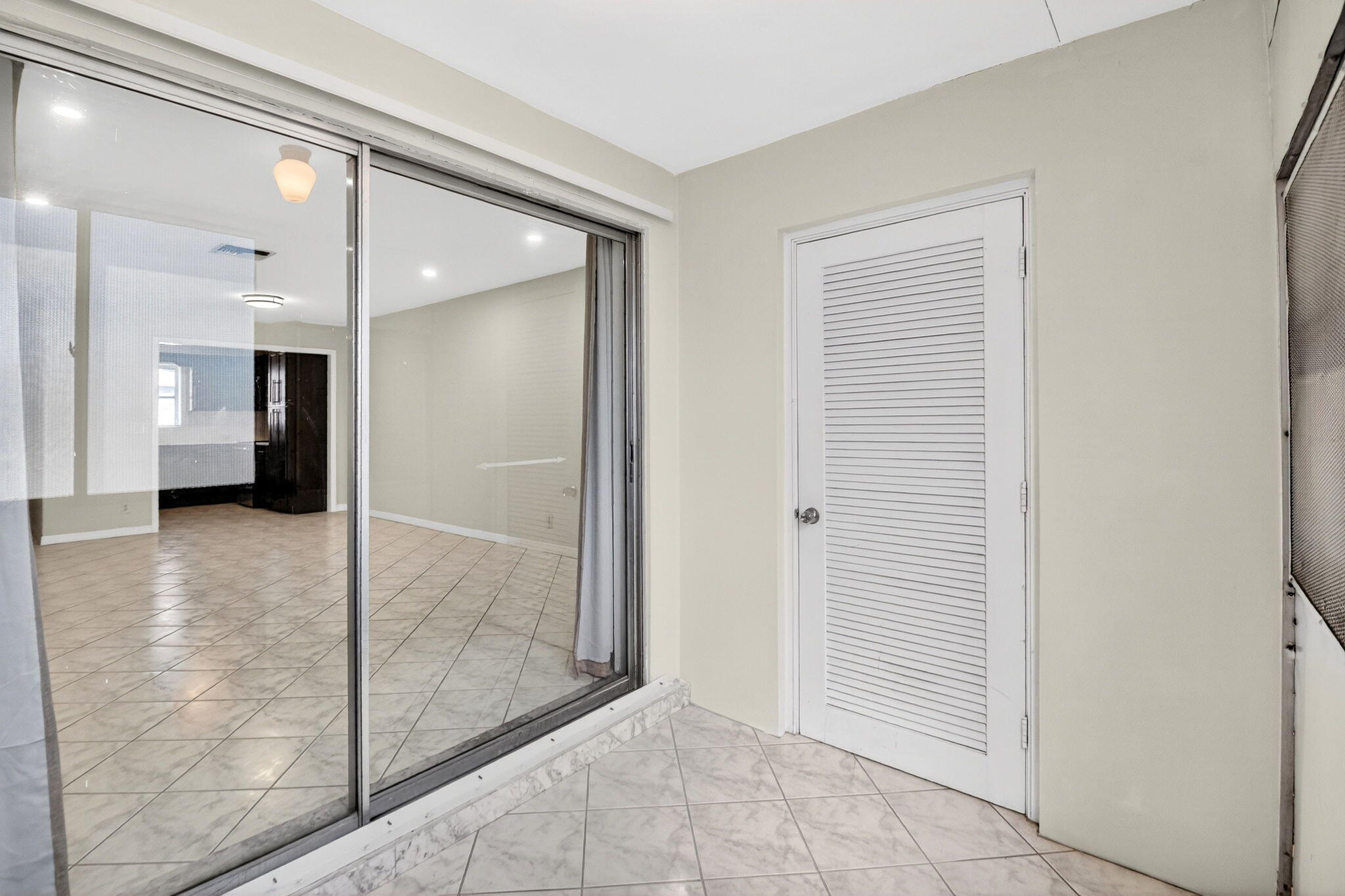 CRESTHAVEN VILLAS CONDO 24 - Residential Lease