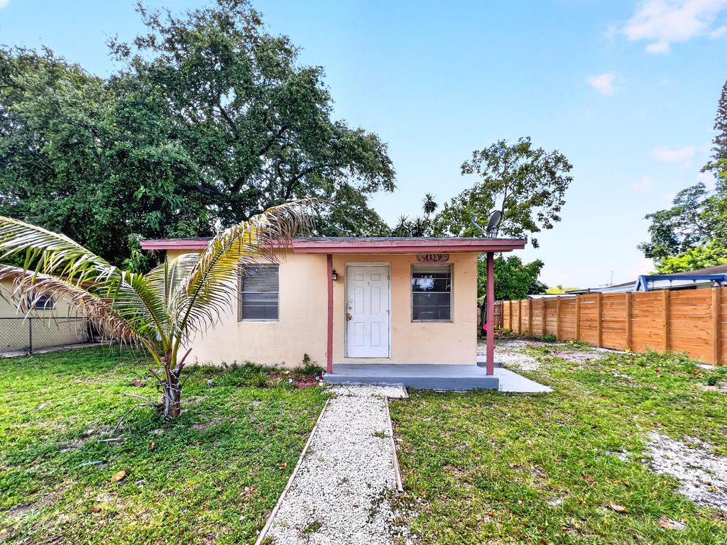 Photo of 1608 N 58th Avenue, Hollywood, FL 33021 (MLS # B26021320)
