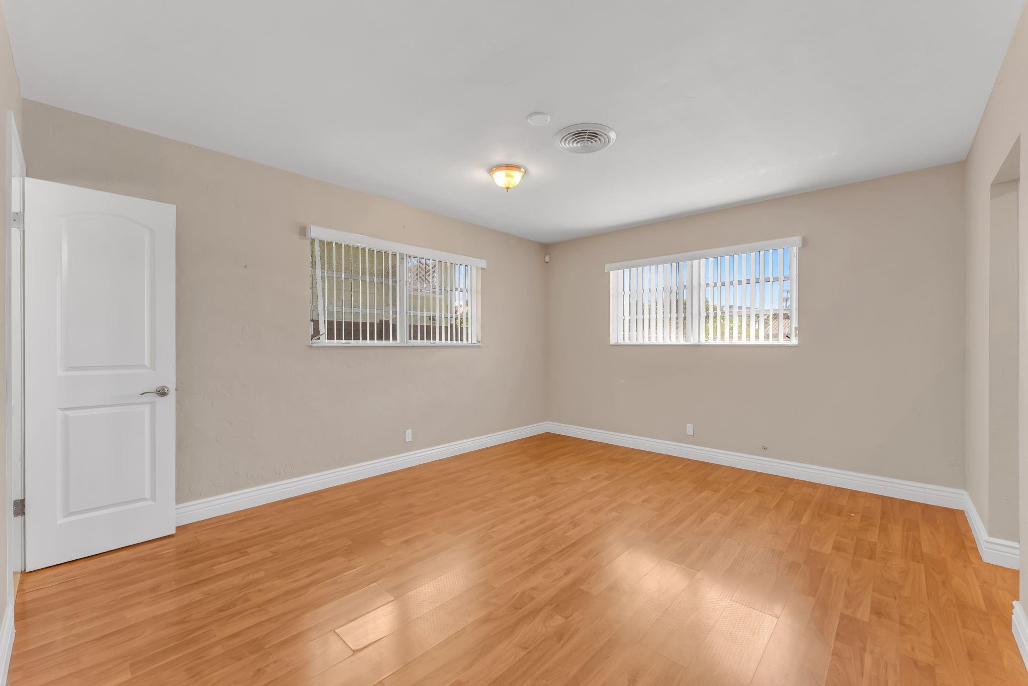 Santamaria Harbor 28-27 B - Residential