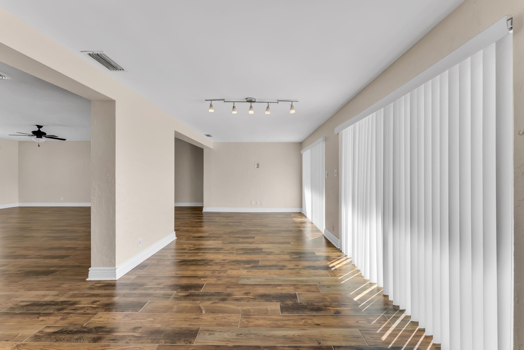 Santamaria Harbor 28-27 B - Residential