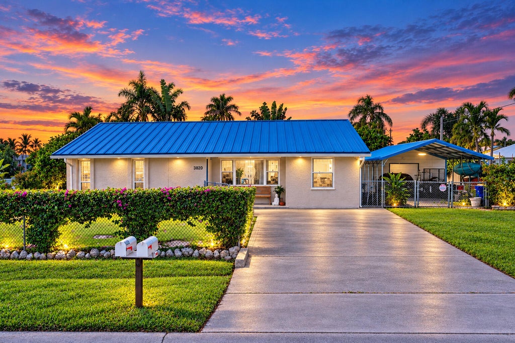 Photo of 4652 SE EDISON Avenue, Stuart, FL 34997 (MLS # B26092422)
