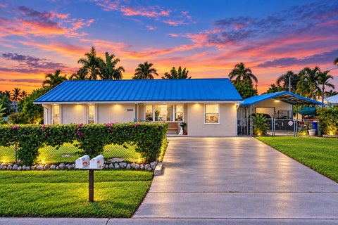 Photo of 4652 SE EDISON Avenue, Stuart, FL 34997 (MLS # B26092422)