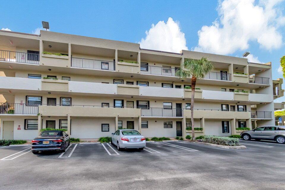 Great central location, walking distance to beach, as well as many restaurants and fitness clubs. Abundant shopping including Fresh Market, Trader Joe's, Whole Foods & Publix. Marshalls, TJ Max and more. Sit back and relax the HOA maintains the entire exterior of the building including roof. This small community is in a peaceful setting with community pool and abundant green space. The unit is on third floor so you can open your doors and enjoy the cross breeze. It has an elevator & plenty of parking. All ages welcome. Less than a mile from trendy Atlantic Avenue and a block from public transportation.