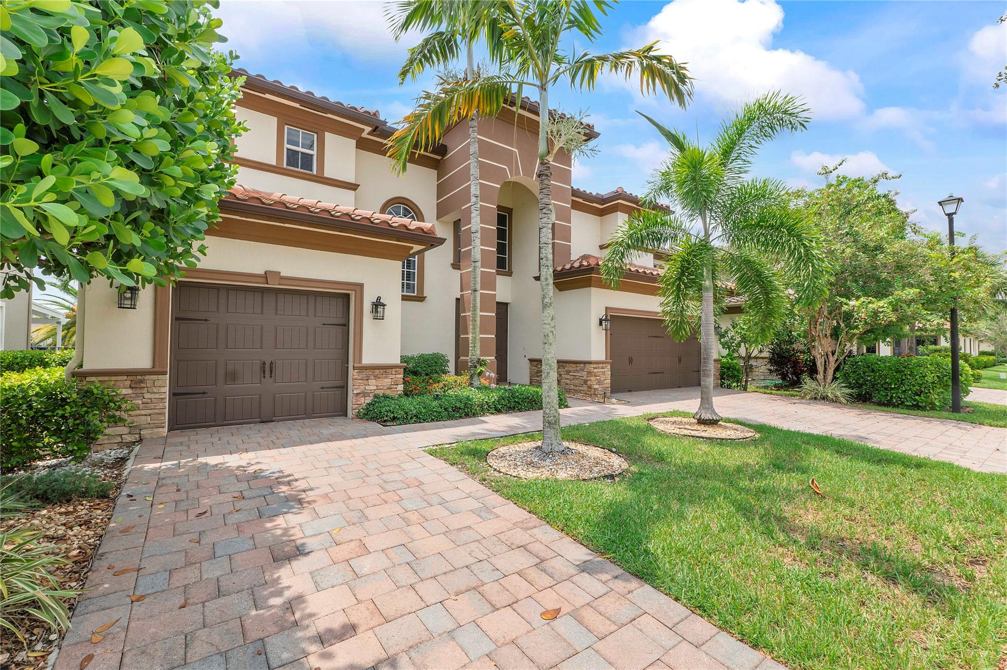 9860 Lakeview Ln