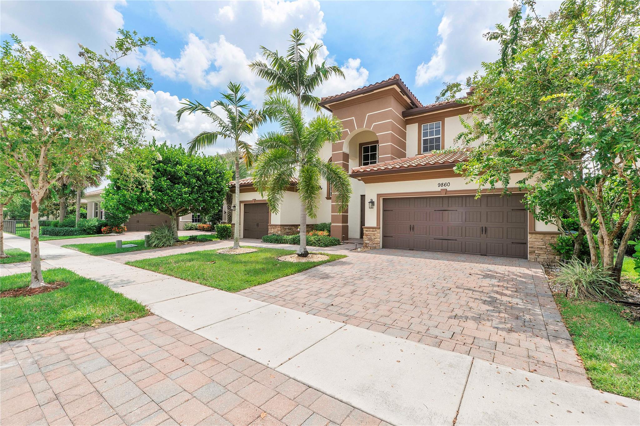 9860 Lakeview Ln