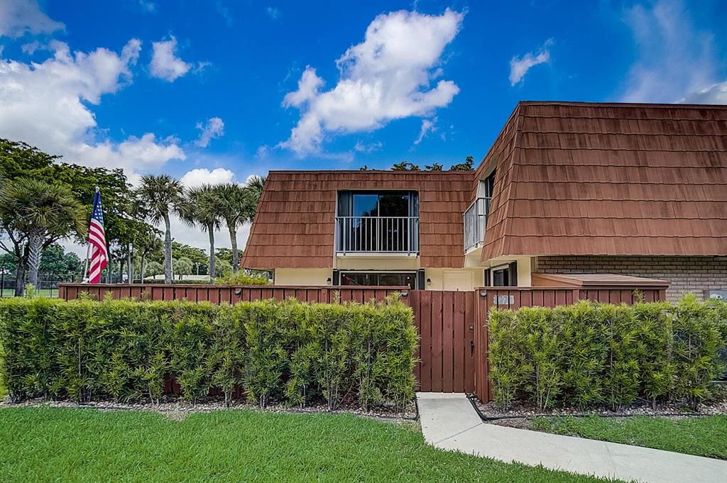 Photo of 327 Buttonwood Lane, Boynton Beach, FL 33436 (MLS # R10829292)