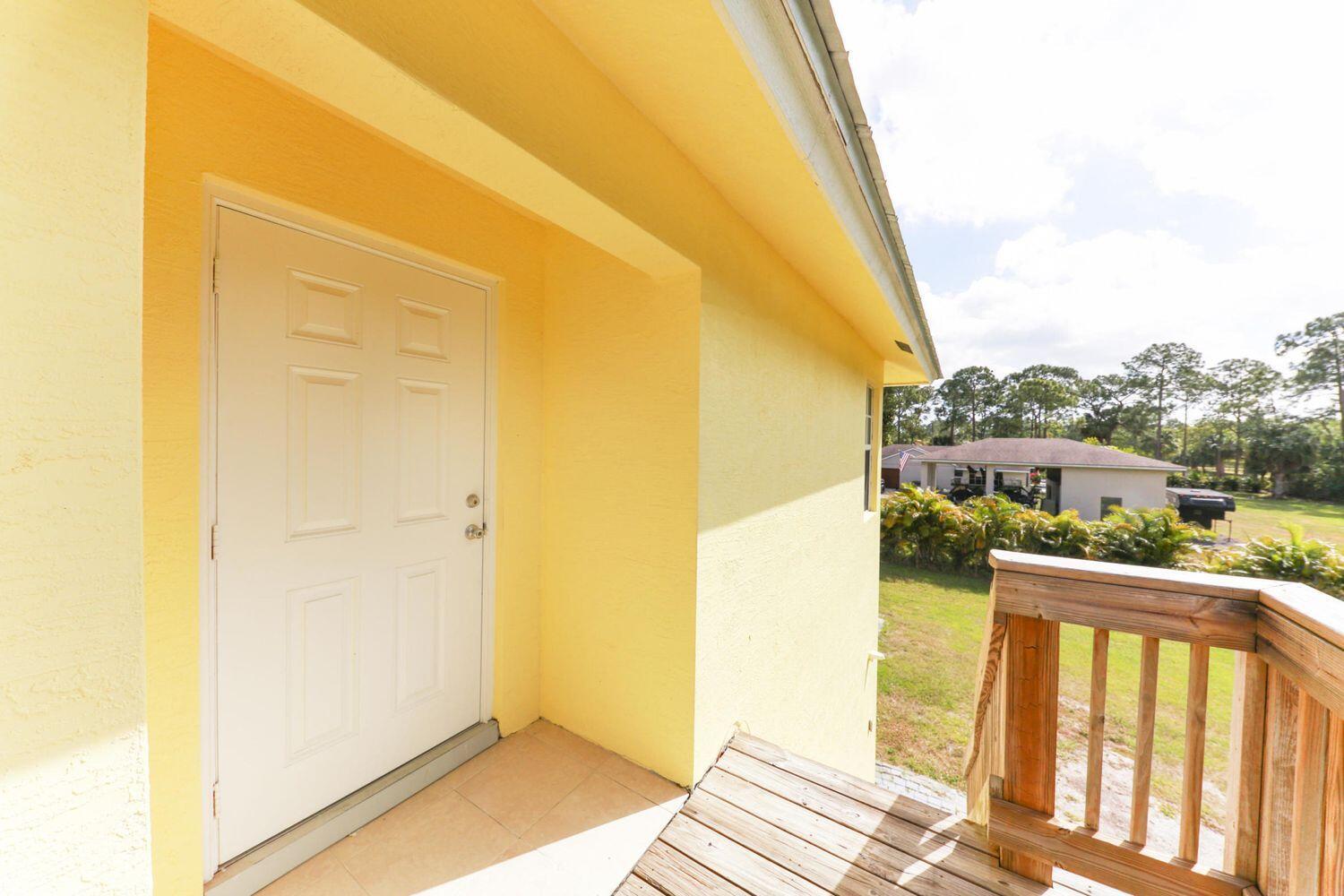 Great Apartment to enjoy the peace of Loxahatchee, close to Publix and others stores.Property is great shape. Just pay the rent and enjoy life, Electric, Water included