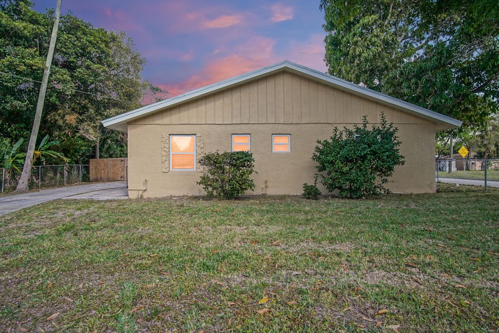 Photo of 1002 Avenue E E, Fort Pierce, FL 34950 (MLS # R11158446)