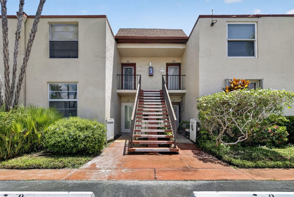Photo of 7 WILLOWBROOK Lane #101, Delray Beach, FL 33446 (MLS # B26071945)