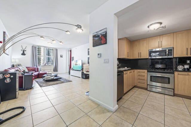 511 SE 5 Avenue 1722