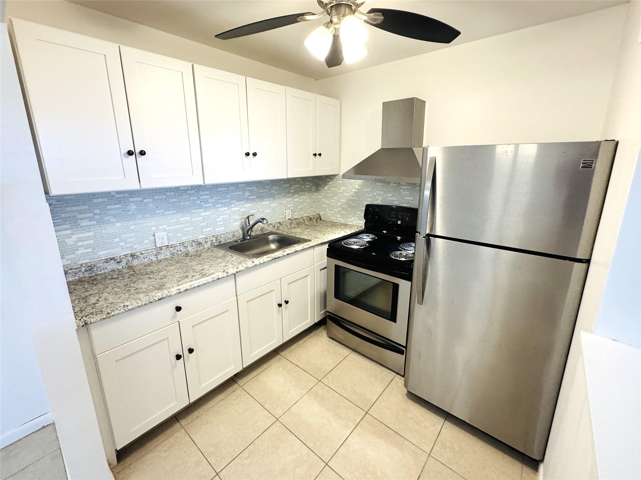 55+ HOPA Community Opportunity! Spacious 1 to 1.5-bedroom unit available on the first floor in the desirable Fanshaw section of Century Village. Enjoy beautiful garden views, durable ceramic tile flooring, and sleek stainless steel appliances. This vibrant 55+ HOPA community offers resort-style amenities, including a clubhouse, fitness center, pools and more. Don't miss this chance to live in one of the most sought-after communities in the area!