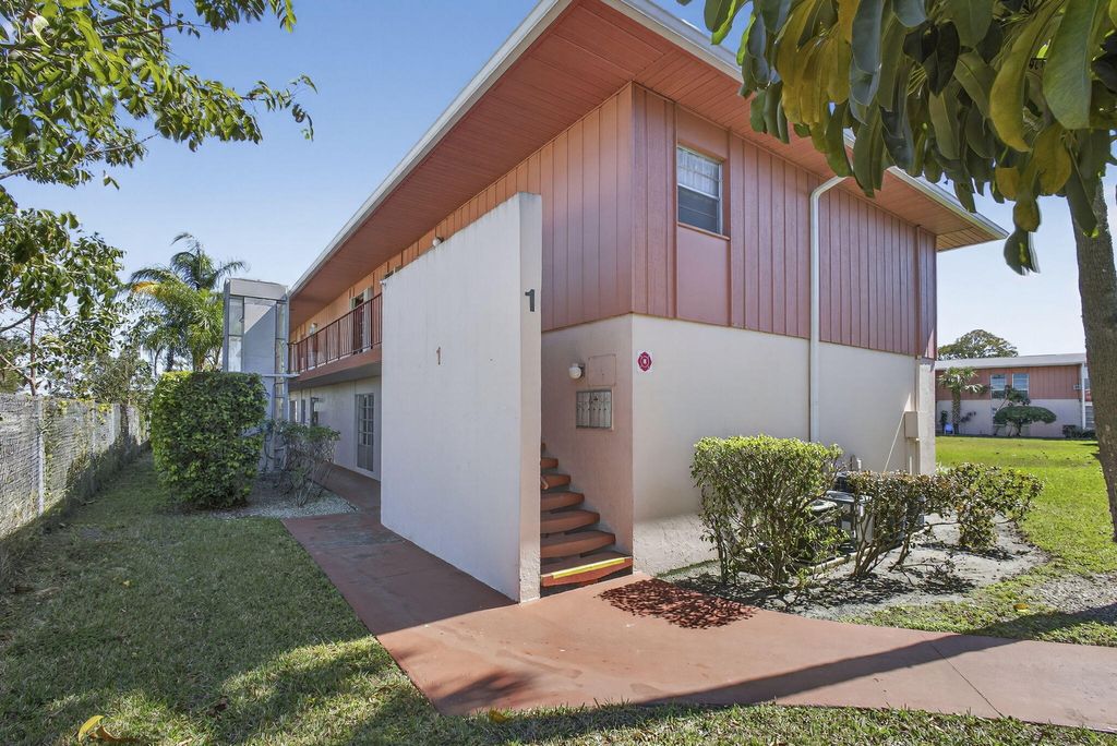 Photo of 1 Golfs Edge F, West Palm Beach, FL 33417 (MLS # R11167088)