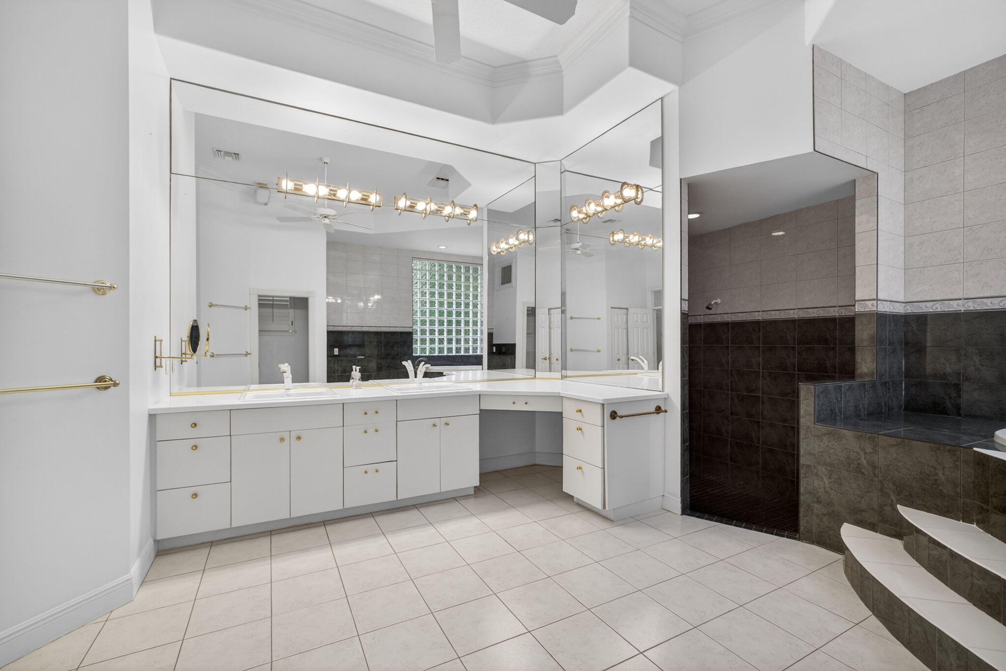 HERITAGE OAKS - Residential