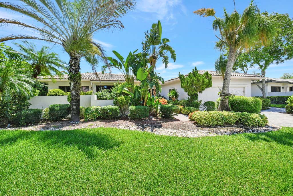 Photo of 22 Bristol Lane, Boynton Beach, FL 33436 (MLS # R10999106)