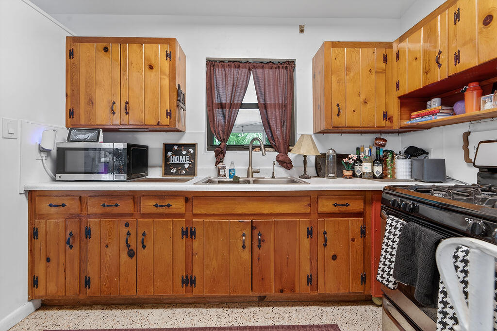 LAKE OSBORNE ESTATES 3 - Residential