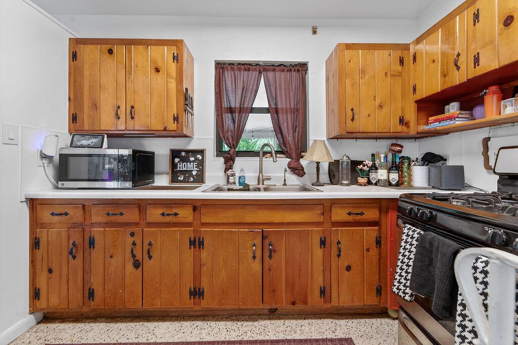 LAKE OSBORNE ESTATES 3 - Residential