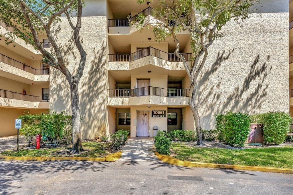 BEAUTIFUL 2/2 CONDO IN PLANTATION (WEST OF NOB HILL RD & BROWARD BLVD). 3RD FLOOR WITH ELEVATORS. FEATURES BRAND NEW KITCHEN JUST INSTALLED WITH QUARTZ COUNTERTOPS, WOOD CABINETS & STAINLESS STEEL APPLIANCES. OPEN FLOOR PLAN. DINING / LIVING AREA WITH CERAMIC TILES. MASTER BEDROOM HAS NEW WOOD FLOORS & HUGE WALK IN CLOSET. GE WASHER & DRYER IN UNIT. TANKLESS WATER HEATER. EXTRA STORAGE UNIT OUTSIDE. SCREENED IN BACK PATIO. NEW ROOF - 2023. A/C - 8 MONTHS OLD. AMENITIES - CLUBHOUSE, POOL, TENNIS COURTS, PLAYGROUND, HOT TUB & SECURITY PATROL. CONDO FEE INCLUDES, WATER, GARBAGE, EXTERIOR INSURANCE - ROOF. 20 MINUTES TO FORT LAUDERDALE INT'L AIRPORT & WHITE SAND BEACH. 10-15 MINUTES TO I-95, TURNPIKE, I-75 & SAWGRASS EXPRESSWAY. 10 MINUTES TO SAWGRASS MALL FOR SHOPPING & UPSCALE RESTAURANTS.