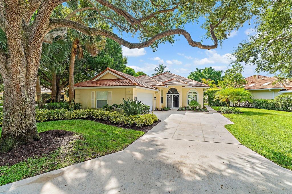 Photo of 216 E Tall Oaks Circle, Palm Beach Gardens, FL 33410 (MLS # R11107129)
