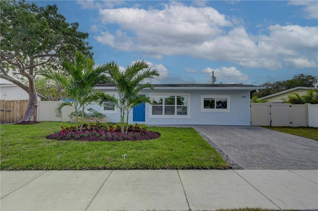 SPOTLESS UPDATED SINGLE FAMILY HOME WITH 3 BEDROOMS 2 BATHS. ALL FLOORING LESS THAN 2 YEARS OLD, LANDSCAPING AND SPRINKLER SYSTEM INSTALL WITH OUTDOOR COVERED PATIO FOR YOUR ENJOYMENT. IMPACT WINDOWS AND DOORS, GATED BACK YARD, NEW A/C UNIT AND ATTENTIVE LANDLORD ARE JUST A FEW THINGS THIS RENTAL OFFERS. ALL OFFERS MUST BE SUBMITTED TO LIST AGENT W/ LICENSE & CREDIT SCORE. ONCE OFFER ACCEPTED, TENANT WILL APPLY THROUGH RENTSPREE LINK. TENANT MUST CARRY LIABILITY INSURANCE. **NO SUBLEASING**
TENANT OCCUPIED UNTIL 9/14. NO SHOWINGS UNTIL 9/15.