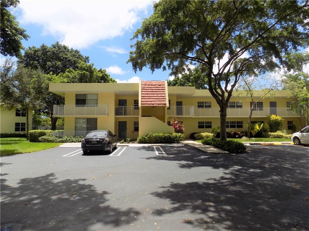 Photo of 400 Oaks Ln #118, Pompano Beach, FL 33069 (MLS # F10296722)