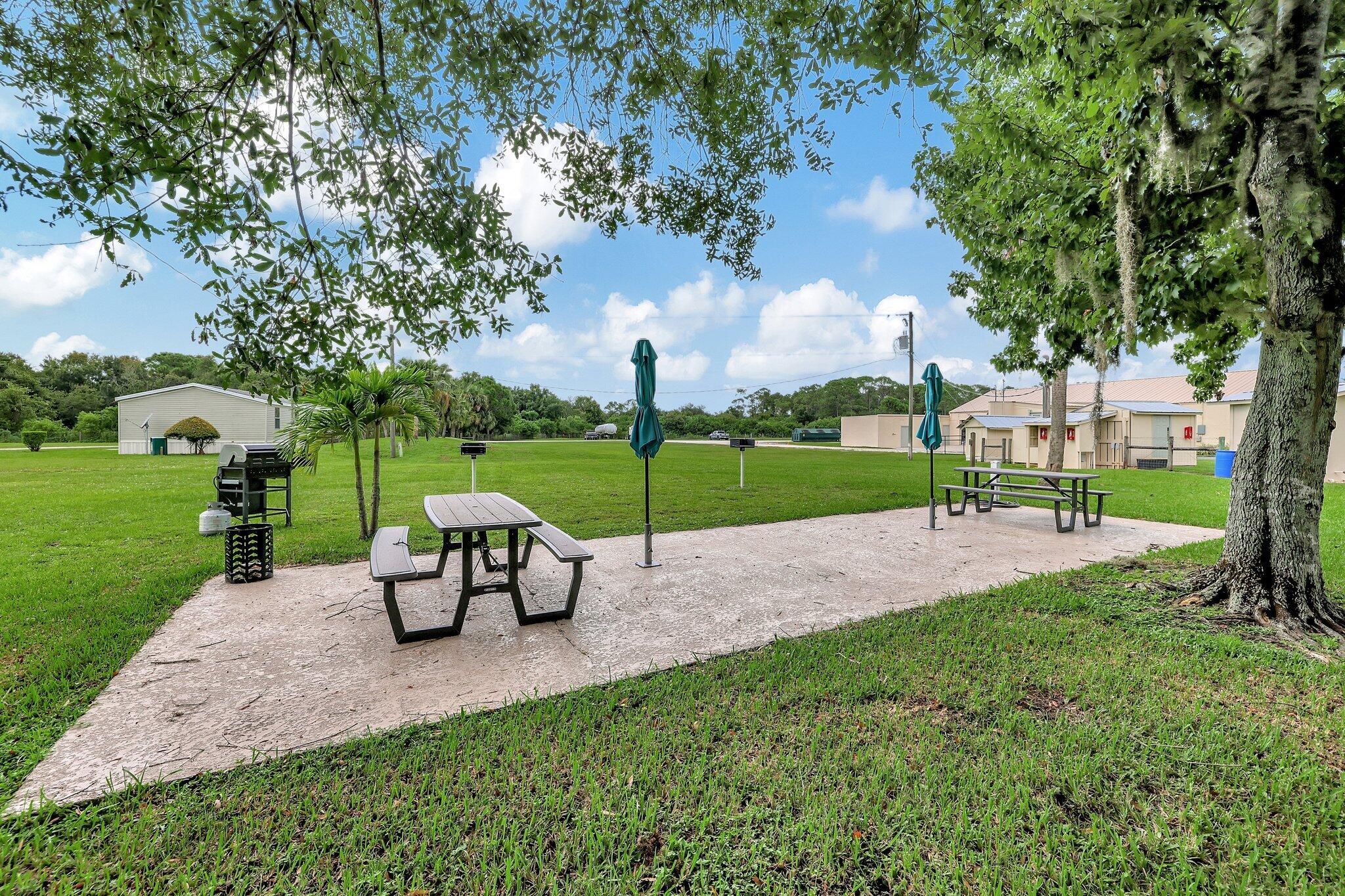 DARK HAMMOCK RANCHETTES - Residential