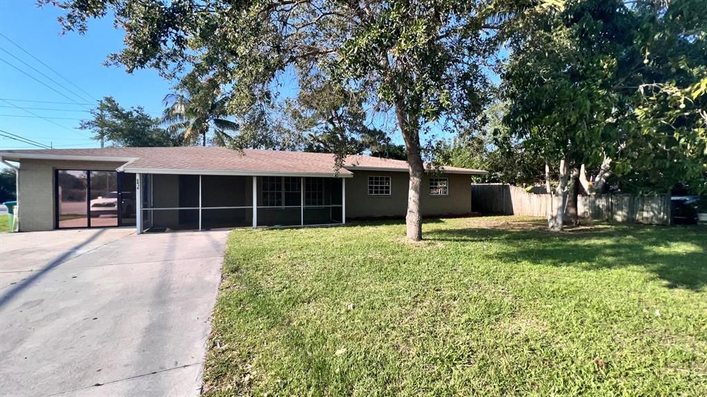 Photo of 2414 Royal Palm Drive, Fort Pierce, FL 34982 (MLS # R10887338)