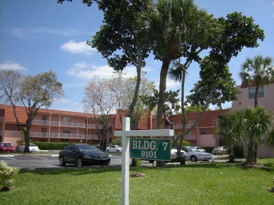 GREAT CONDO WITH LOW MAINTENANCE FEES.  PERFECT LOCATION NEAR ALL SHOPPING AND HIGHWAYS.