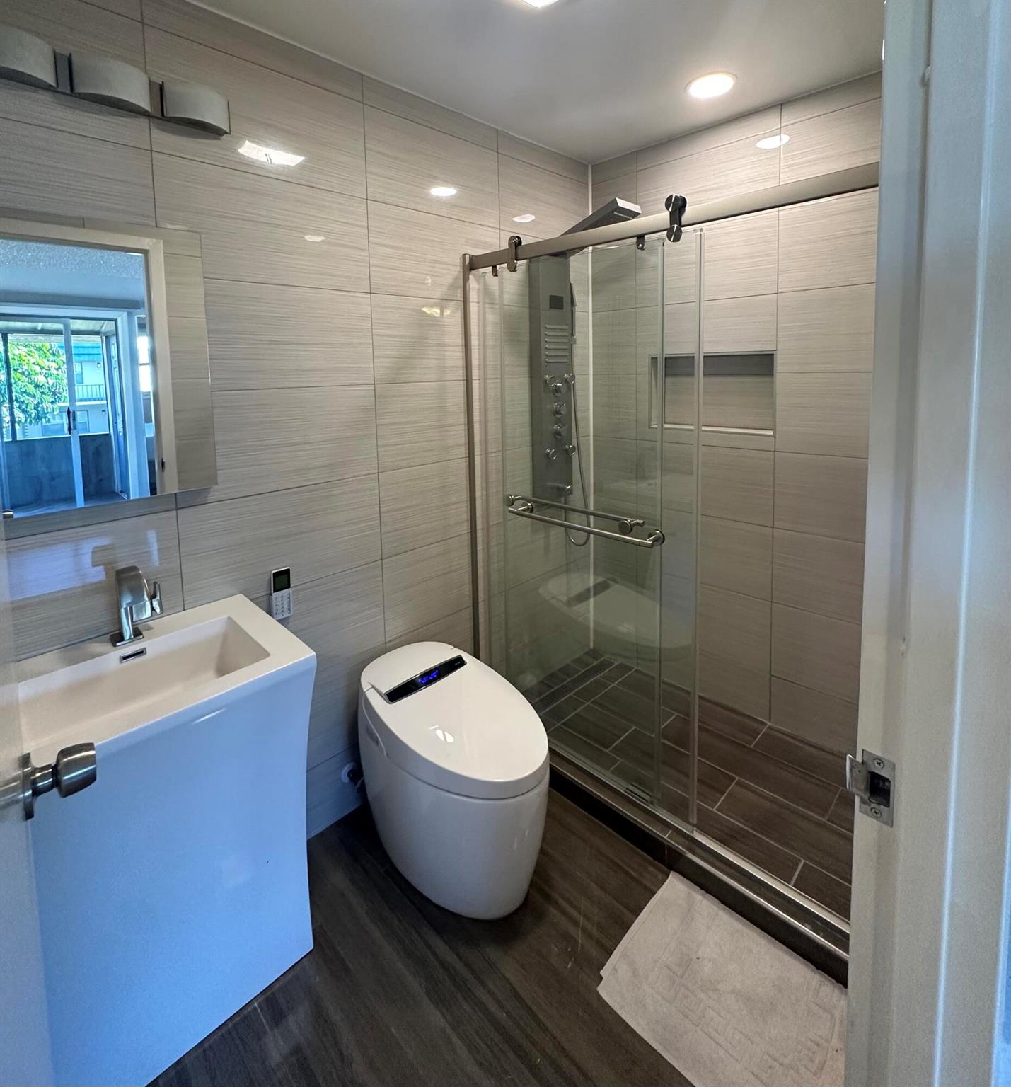 Fantastic opportunity to rent a 1/1.1 condo in the sought-after Kings Point 55+ community. Featuring a newly renovated terrace, bathroom, and bedroom. This spacious unit offers comfort and amenities including shuffleboard, tennis, pickleball, and a resort-style pool. Located within walking distance to all community features, this is one of the best-priced rentals in Kings Point. Don't miss this incredible opportunity to live in a vibrant and active​​‌​​​​‌​‌​​​‌‌​​​‌‌‌​​‌​​‌‌​​​​ community!