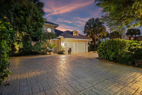 11851 Pebblewood Drive, Wellington, FL MLS: R11082446