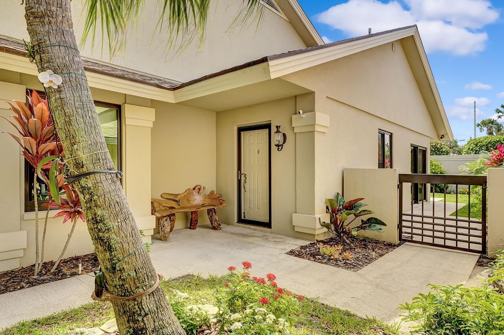 Photo of 118 Ridge Road, Jupiter, FL 33477 (MLS # B26016709)