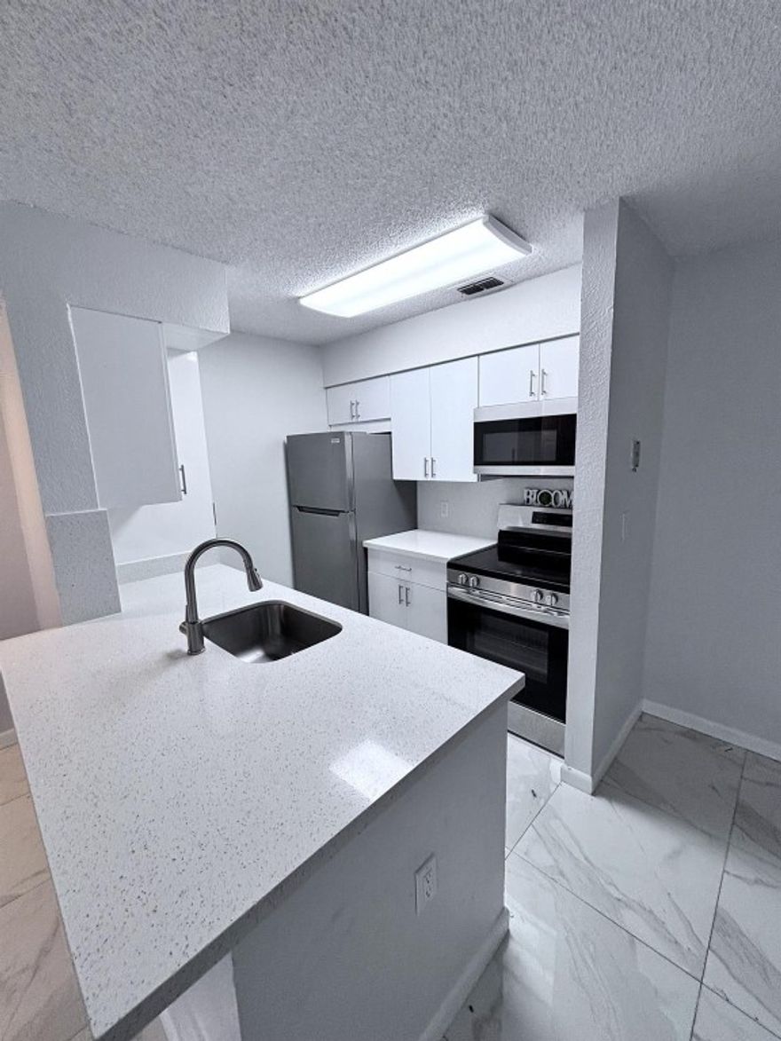 BEAUTIFULLY UPDATED FIRST-FLOOR 1-BEDROOM, 1-BATH UNIT. KITCHEN WITH QUARTZ COUNTERS, MODERN STAINLESS STEEL APPLIANCES, FRESH INTERIOR PAINT, TILE FLOORING THROUGHOUT. WASHER AND DRYER LOCATED INSIDE THE UNIT. PRIME LOCATION DIRECTLY ACROSS FROM NSU MEDICAL SCHOOL AND MINUTES FROM SHOPPING, DINING, AND MAJOR HIGHWAYS. THE SUNDANCE COMMUNITY INCLUDES OPEN PARKING, A POOL, AND A FITNESS CENTER. PET-FRIENDLY WITH A QUICK APPROVAL PROCESS. DON’T MISS THIS OPPORTUNITY—SCHEDULE YOUR SHOWING