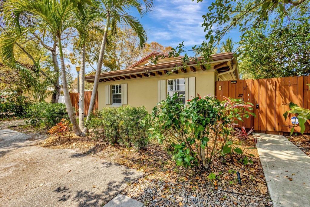 Photo of 227 NE 12th Street #1, Delray Beach, FL 33444 (MLS # B26010724)