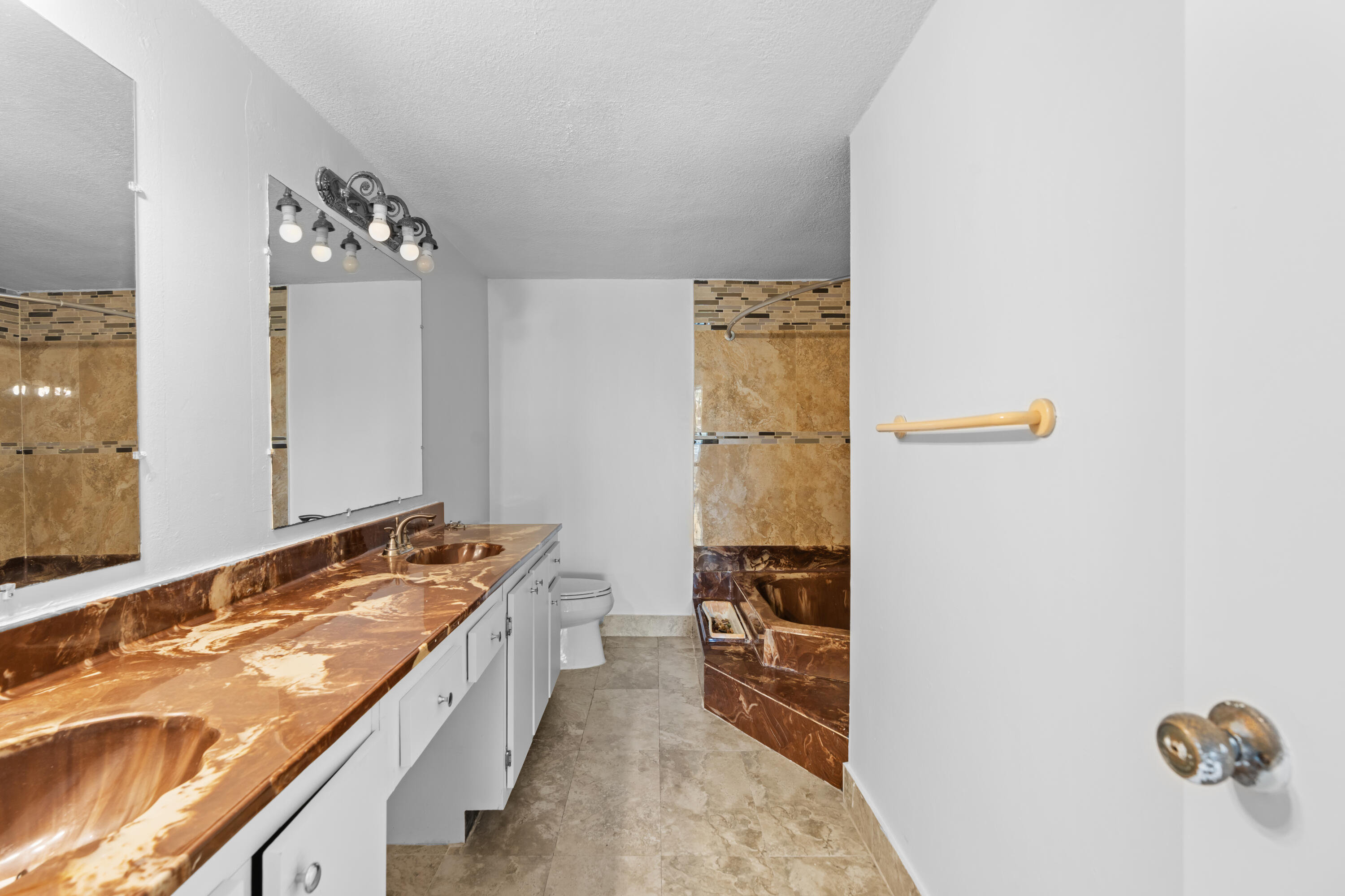 TOWNHOUSES OF THE CALIF CLUB - Residential