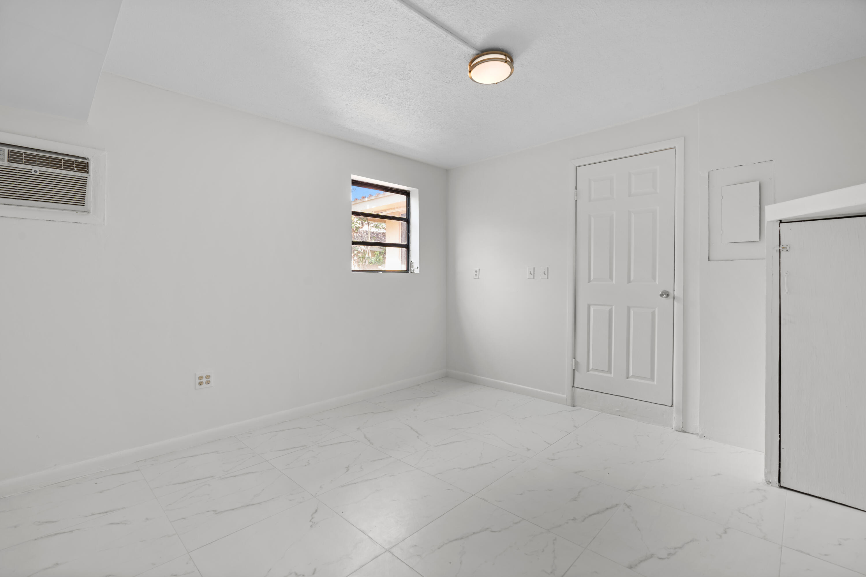 TOWNHOUSES OF THE CALIF CLUB - Residential