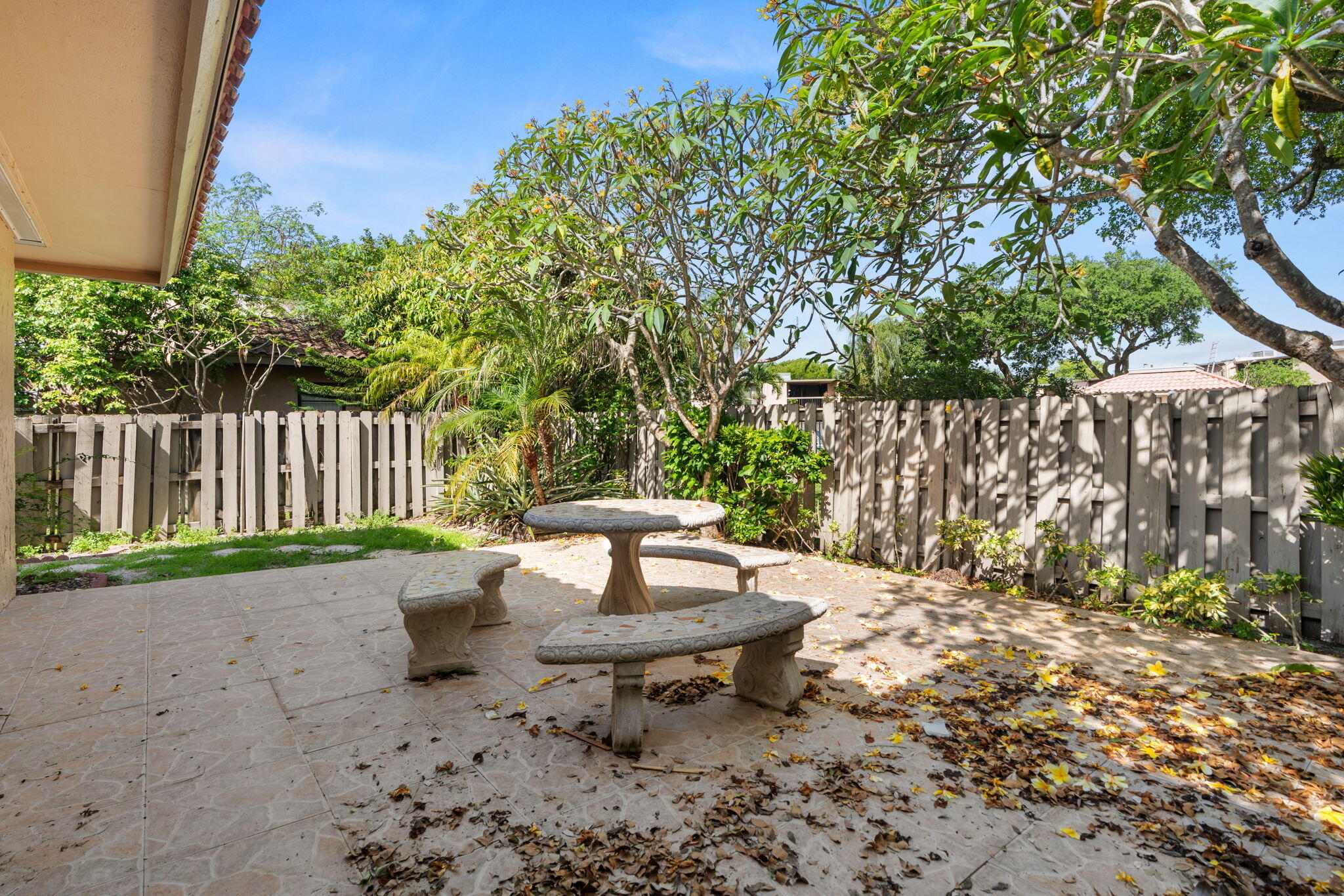 TOWNHOUSES OF THE CALIF CLUB - Residential